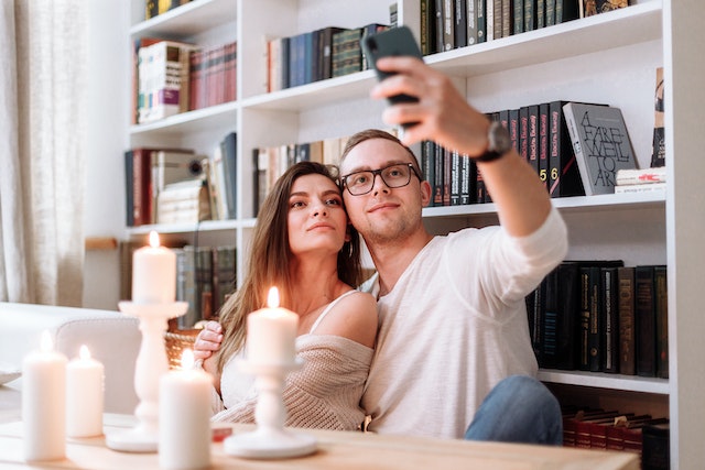 Paar macht Selfie, erstes Date