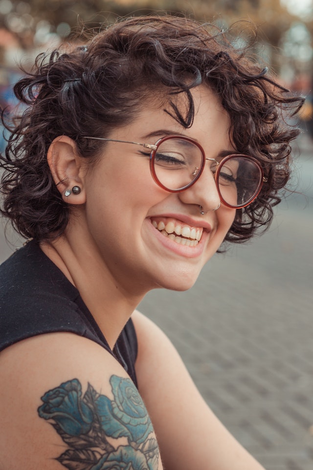 Lachende Frau mit Brille Extravaganter -romantischer Stil