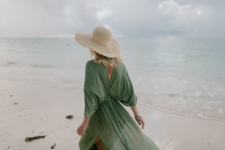 Aphrodite Archetyp grünes Kleid am Meer