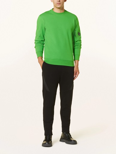 frühlingstyp, grüne sweatshirt, schwarze oder blaue hose
