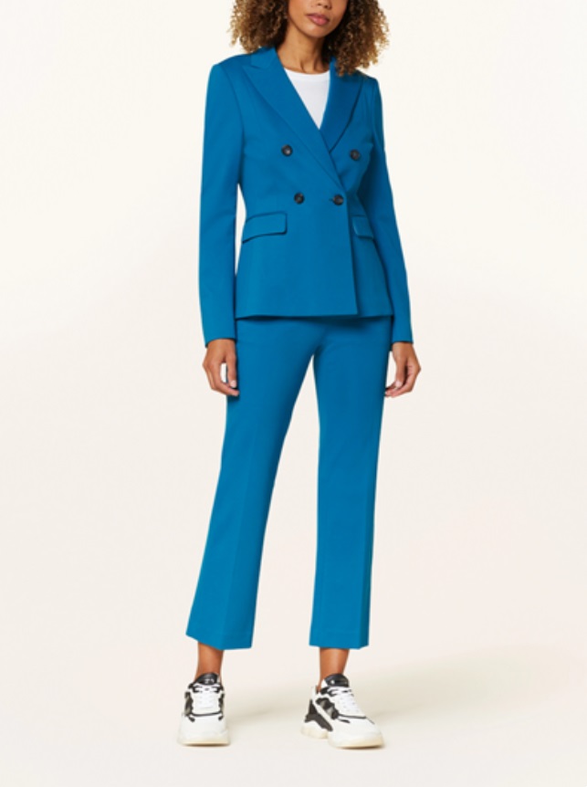 blaue Anzug Wintertyp Outfit für Bewerbungsgespräch