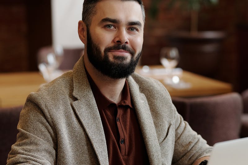 männer styling helle sakko dunkeles hemd